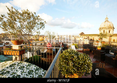 Blick von der Terrasse des Hotel Dei Fiori über die Dächer Roms gegen die Kuppel von St. Peter, Rom, Latio, Italien Stockfoto