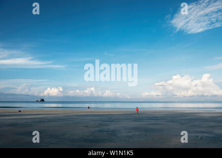 Menschen auf Long Beach Ao Yai, Ko Phayam, Andaman Küste, Thailand, Südostasien Stockfoto
