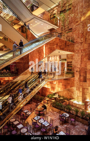 Innenraum der Trump Tower mit Fahrtreppen und Cafe, Manhattan, New York City, USA, Vereinigte Staaten von Amerika Stockfoto