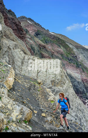 Frau aufsteigend auf Klettersteig in Richtung Griesslspitze, Lechtaler Alpen, Tirol, Österreich Stockfoto