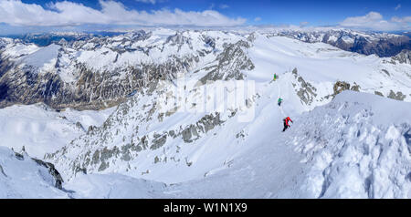 Panorama mit drei Personen zurück - Langlauf aufsteigend zu kümmern Alto, Alto, Adamello Gruppe, Lombardei, Italien Stockfoto