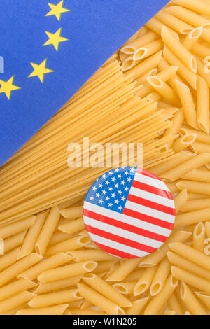 Mai 2019 uns schlägt vor, den Handel Zölle Steuer auf importierte EU-Pasta. Metapher US-EU-Handelsstreit, Trumpf Handelskrieg, Import von Steuern durch Nordamerika, Sterne und Streifen Stockfoto