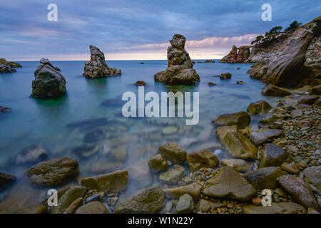 Felsen am Strand von Cala del frares, Sa Caleta, Mittelmeer, Lloret de Mar, Costa Brava, Katalonien, Spanien Stockfoto