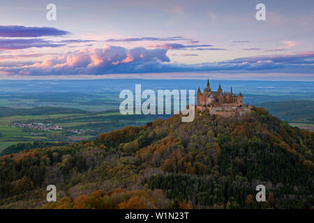 Blick zur Burg Hohenzollern, in der Nähe von Hechingen, Schwäbische Alb, Baden-Württemberg, Deutschland Stockfoto