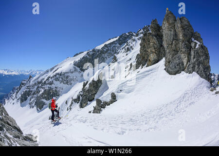 Frau back-country skiing aufsteigender Richtung Scharnitzsattel, Scharnitzsattel, Lechtaler Alpen, Tirol, Österreich Stockfoto