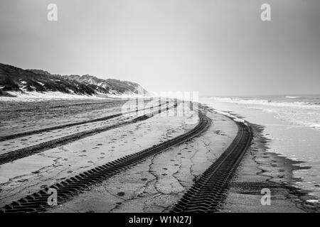 Oostduinkerke, Belgien - Januar 25, 2019: Spuren am Strand Stockfoto