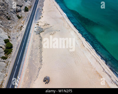 Küstenstraße und Meer in Musandam Governorate von Oman Luftaufnahme Stockfoto