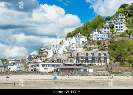 Die kleine Küstenstadt Looe mit Hang Häuser und einen Strand. Cornwall, UK. Stockfoto