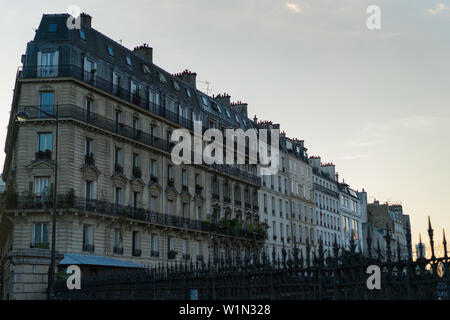 Paris, Frankreich, 2. Juli 2017: traditionelle Architektur von Wohngebäuden. Stockfoto