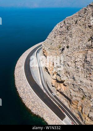 Küstenstraße und Meer in Musandam Governorate von Oman Luftaufnahme Stockfoto