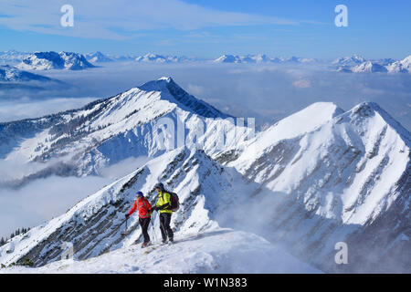 Zwei Personen back-country skiing, Reifelberge im Hintergrund, Sonntagshorn, Chiemgau, Salzburg, Österreich Stockfoto