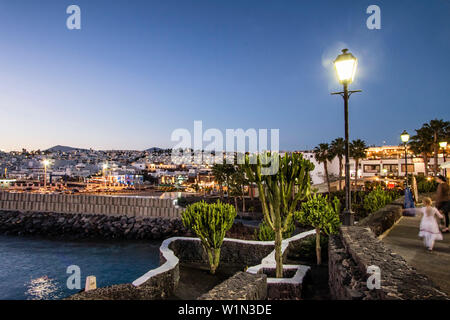 Puerto del Carmen, Promenade bei Dämmerung, Lanzarote, Kanarische Inseln, Spanien Stockfoto