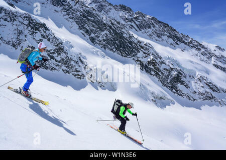 Zwei Personen zurück - Langlauf Abfahrt von Dreiherrnspitze, Dreiherrnspitze, Tal von Ahrntal, Hohen Tauern, Südtirol, Italien Stockfoto