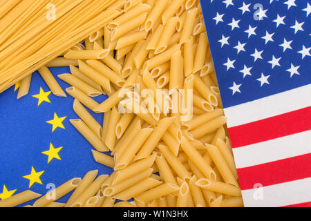 Mai 2019 uns schlägt vor, den Handel Zölle Steuer auf importierte EU-Pasta. Metapher US-EU-Handelsstreit, Trumpf Handelskrieg, Import von Steuern durch Nordamerika, Sterne und Streifen Stockfoto