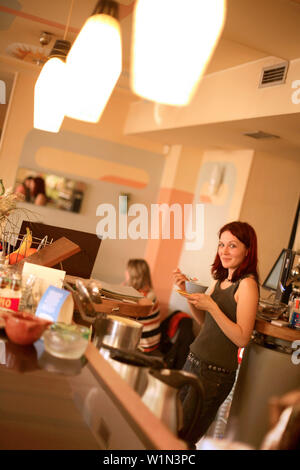 Junge Frau mit einem Drink in der Kaaba, Cafe, Nove Mesto, neue Stadt, Prag, Tschechische Republik Stockfoto