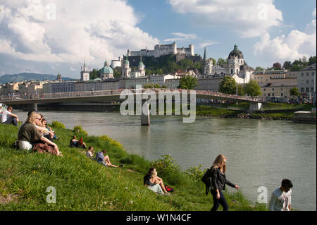 Fußgängerbrücke über die Salzach Makartsteg, die Altstadt und die Festung Hohensalzburg, das historische Zentrum der Stadt Salzburg, einem UNESCO-Heritag Stockfoto