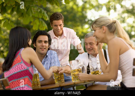 Freunde in einem Biergarten, Fingerhakeln, Starnberger See, Bayern, Deutschland Stockfoto