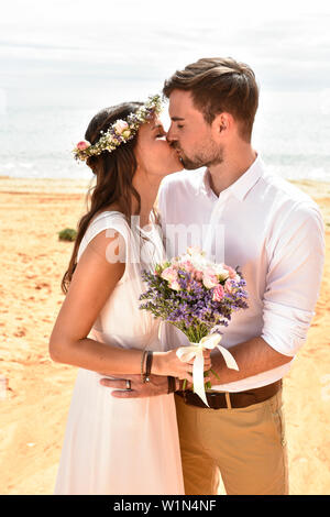 Hochzeit paar am Strand von Vale Lobo, Algarve, Portugal Stockfoto