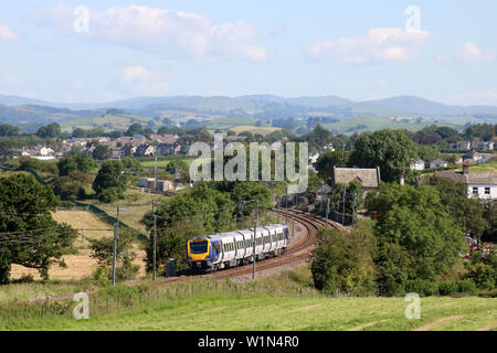 Neue Northern Rail Diesel Civity Triebzuges runden Kurve auf West Coast Main Line von Holme in Cumbria am 3. Juni 2019 mit dem Zug von Windermere. Stockfoto