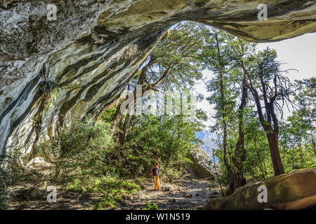 Frau wandern stand vor der großen Höhle, Tugela Tal, Amphitheater, Royal Natal Drakensberge, u Khahlamba-Drakensberg Park, UNESCO Weltkulturerbe Stockfoto