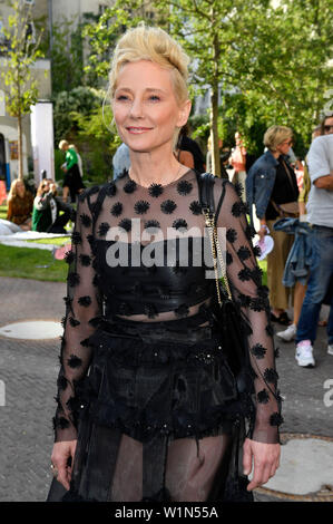 Anne Heche im Klambt Stil Cocktail während der Fashion Week Berlin Frühjahr/Sommer 2020 im La Soupe Populaire Kantine am 2. Juli 2019 in Berlin, Deutschland. Stockfoto