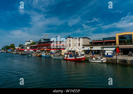 Malerische und bunte Panorama am Harbourfront in Warnemünde mit Restaurants, Boote und Geschäfte für Touristen Stockfoto