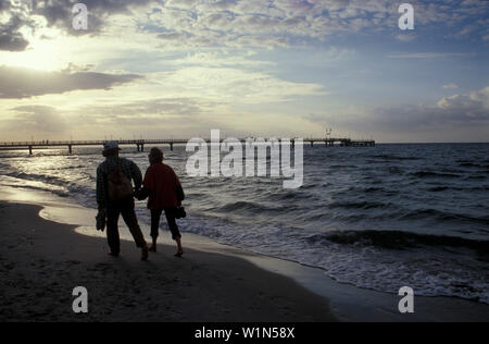 Paar am Strand entlang, Ostsee in der Nähe von Zingst, Mecklenburg-Vorpommern, Deutschland, Europa Stockfoto