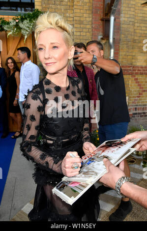 Anne Heche im Klambt Stil Cocktail während der Fashion Week Berlin Frühjahr/Sommer 2020 im La Soupe Populaire Kantine am 2. Juli 2019 in Berlin, Deutschland. Stockfoto