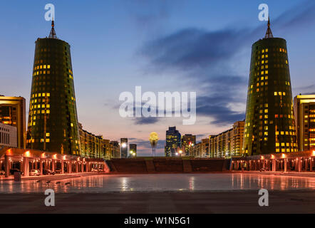 Blick vom Ak Orda President Palace in Richtung Bajterek Tower, Nurzhol Boulevard, Stadtzentrum, Kasachstan, Zentralasien, Asien Stockfoto
