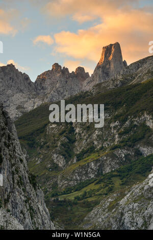 Blick von Camarmeña zu Naranjo de Bulnes mit El Urriello bei Sonnenuntergang, Cabrales, Berge von Parque Nacional de Los Picos de Europa, Asturien, Spanien Stockfoto