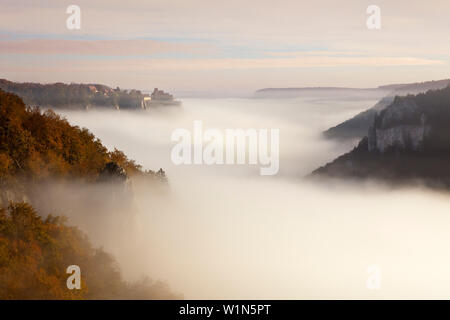 Nebel im Tal der Donau, Blick auf Schloss Werenwag, Naturpark Obere Donau, Baden-Württemberg, Deutschland Stockfoto