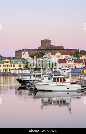 Blick von Koö zu Marstrand mit der Festung auf der Insel Carlstan Marstrandsö, Bohuslän, February, Götaland, Süd Schweden, Schweden, Skandinavien, Stockfoto