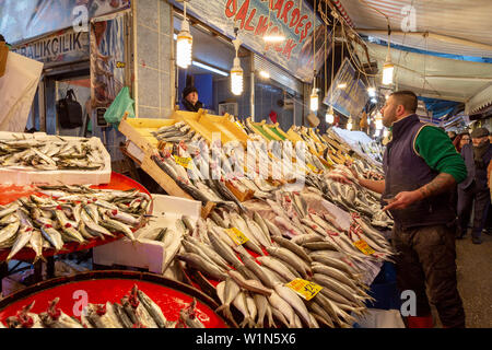 Fischmarkt auf historischen Havra Street, Kemeralti, Izmir, Türkei. Stockfoto