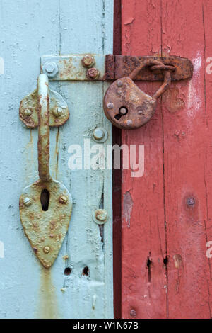 Rostige alte Tür in einem Holz tor, Bohuslän, February, Götaland, Süd Schweden, Schweden, Skandinavien, Nordeuropa, Europa Stockfoto