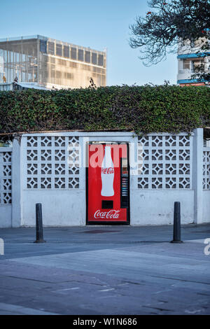 Automaten Coca Cola Maschine an der Wand eines Hotel, Teneriffa, Kanarische Inseln, Spanien Stockfoto