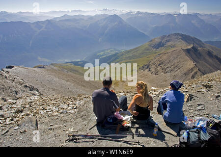 Gruppe von Menschen, die Ruhe und genießen den Blick auf den Muttler, Graubünden, Schweiz Stockfoto