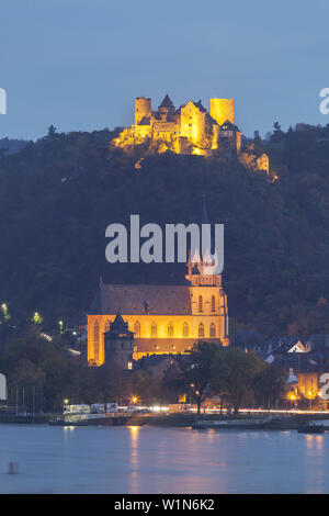 Blick auf Oberwesel mit Kirche und Schloss Schönburg, die durch den Rhein, Oberes Mittelrheintal, Rheinland-Pfalz, Deutschland, Europa Stockfoto