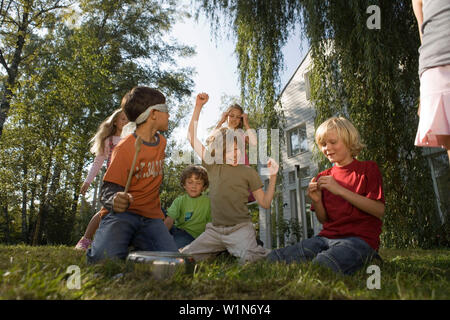 Kinder spielen auf den Topf, Geburtstag der Kinder Stockfoto