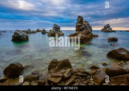 Felsen am Strand von Cala del frares, Sa Caleta, Mittelmeer, Lloret de Mar, Costa Brava, Katalonien, Spanien Stockfoto