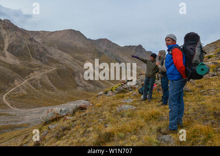 Wanderer im Nationalpark Region Ile Alatau, Almaty, Kasachstan, Zentralasien, Asien Stockfoto