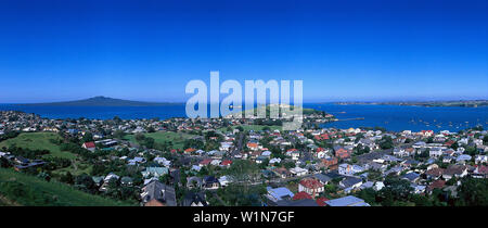 Devonport House & Rangitoto Island von Mt gesehen. Victoria, Devonport, Auckland, Nordinsel, Neuseeland Stockfoto