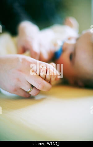 Baby spielt mit Teddybär Stockfoto