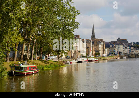 Von Hausboot entlang Redon, La Vilaine, Departement Ille-et-Vilaine, Bretagne, Frankreich, Europa Stockfoto