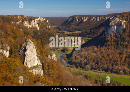 Blick über die Donau auf Schloss Werenwag, Naturpark Obere Donau, Baden-Württemberg, Deutschland Stockfoto