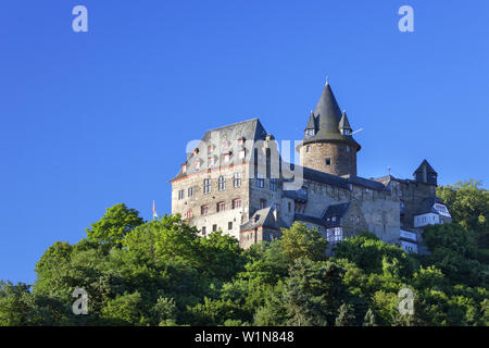 Blick auf Burg Burg Stahleck über Bacharach, Oberes Mittelrheintal, Rheinland-Pfalz, Deutschland, Europa Stockfoto