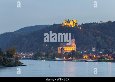 Blick auf Oberwesel mit Kirche und Schloss Schönburg, die durch den Rhein, Oberes Mittelrheintal, Rheinland-Pfalz, Deutschland, Europa Stockfoto