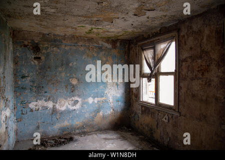 Zimmer von zerstörten und verlassenen Gebäude Stockfoto