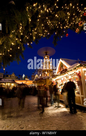 Weihnachtsmarkt auf dem Marktplatz, Coburg, Franken, Bayern, Deutschland Stockfoto