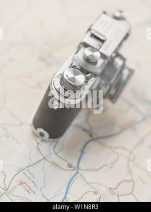 Planung einer Reise mit einer Kamera und einer Karte. Stockfoto