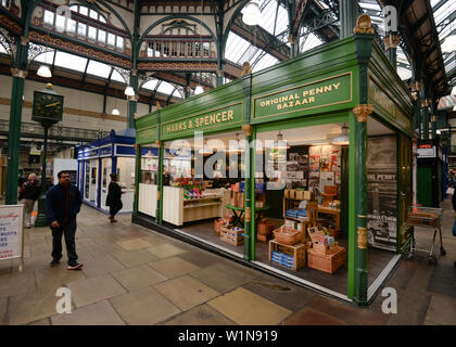 2013 M&S eröffnet ein Erbe Stall in Leeds Kirkgate Markt in der Nähe der Ort ihrer ursprünglichen Penny Basar Stockfoto